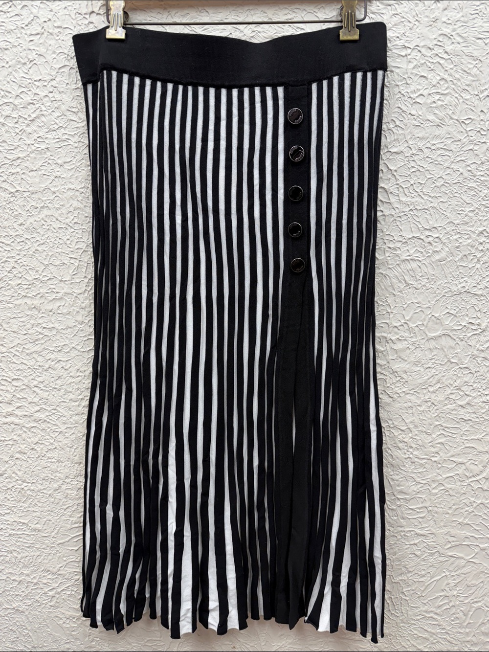 NWT Guess Black and Sacha White Pleated Midi Skirt with Side Button Placket